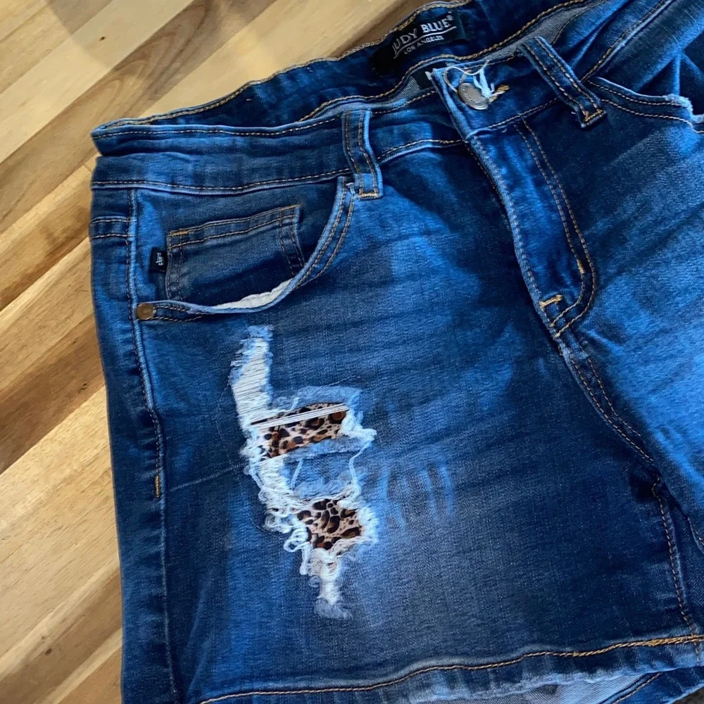 Judy Blue Dark Blue Distressed Denim Shorts with Leopard Details size Medium - Picture 5 of 7